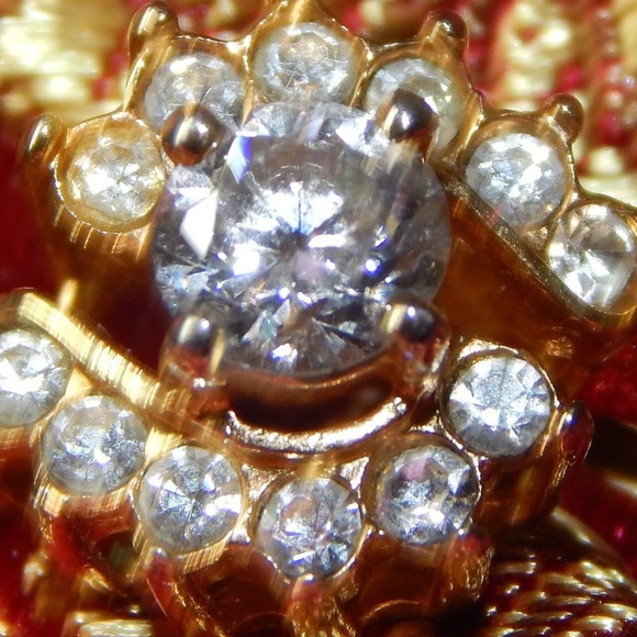 Size 7 ~ Captivating Sparkle Cubic Zirconia Ring - Picture 11 of 13